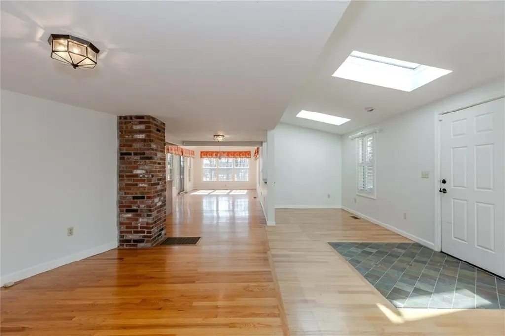 1861 East Main Road Portsmouth RI 02871