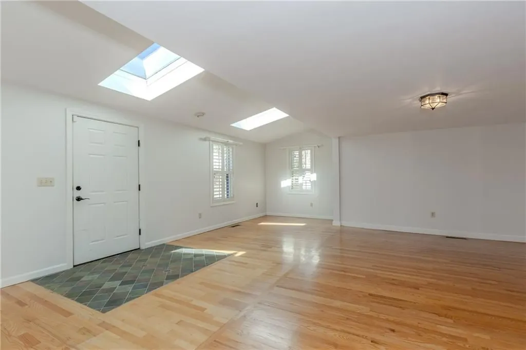 1861 East Main Road Portsmouth RI 02871