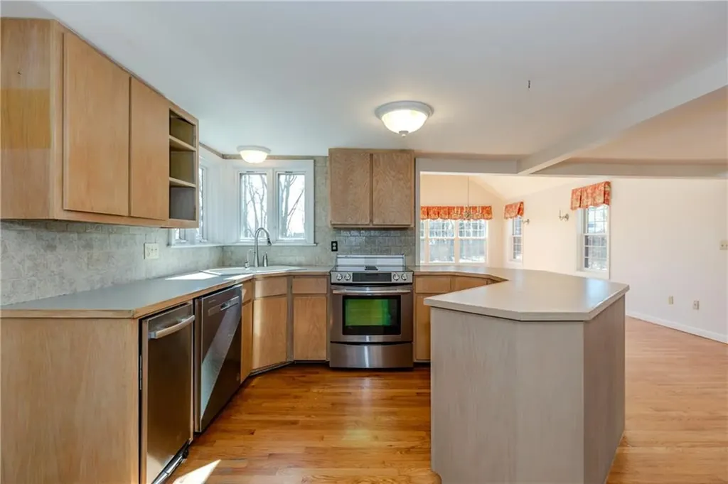 1861 East Main Road Portsmouth RI 02871
