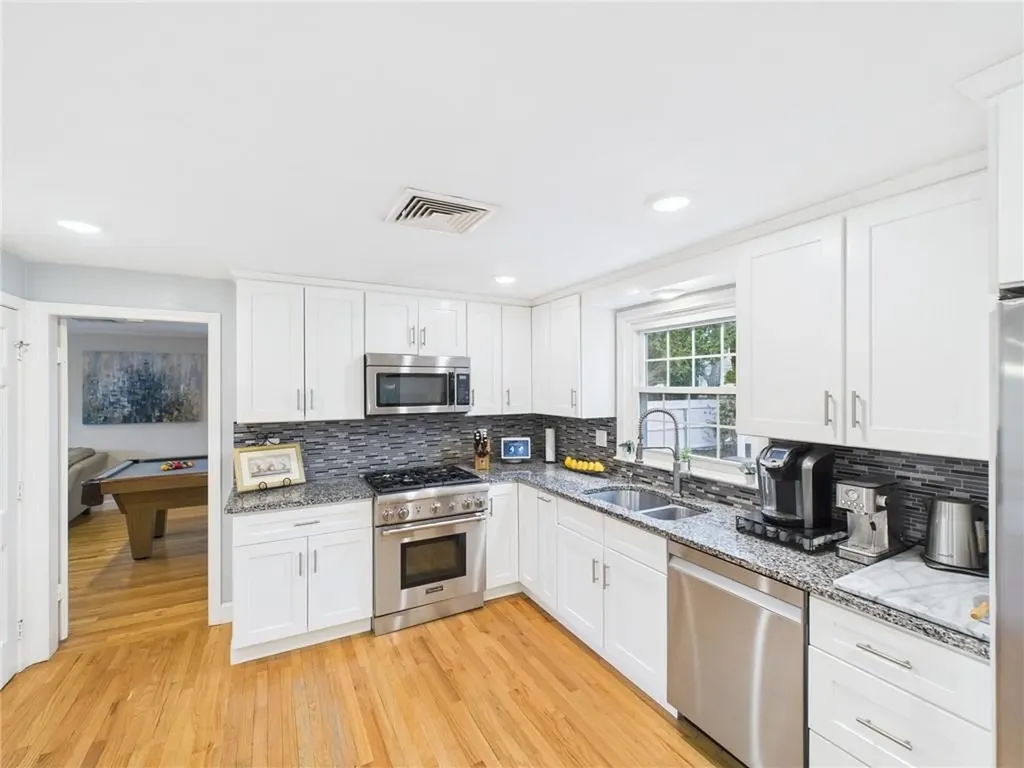 17 Meadowbrook Drive Barrington RI 02806