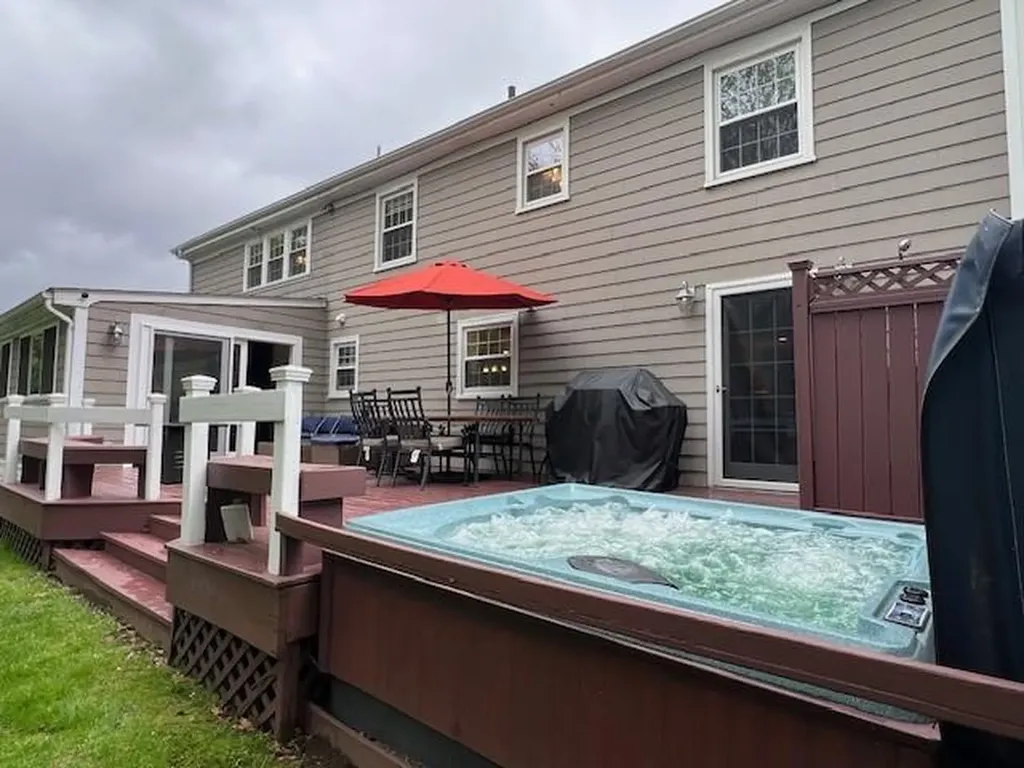 17 Meadowbrook Drive Barrington RI 02806
