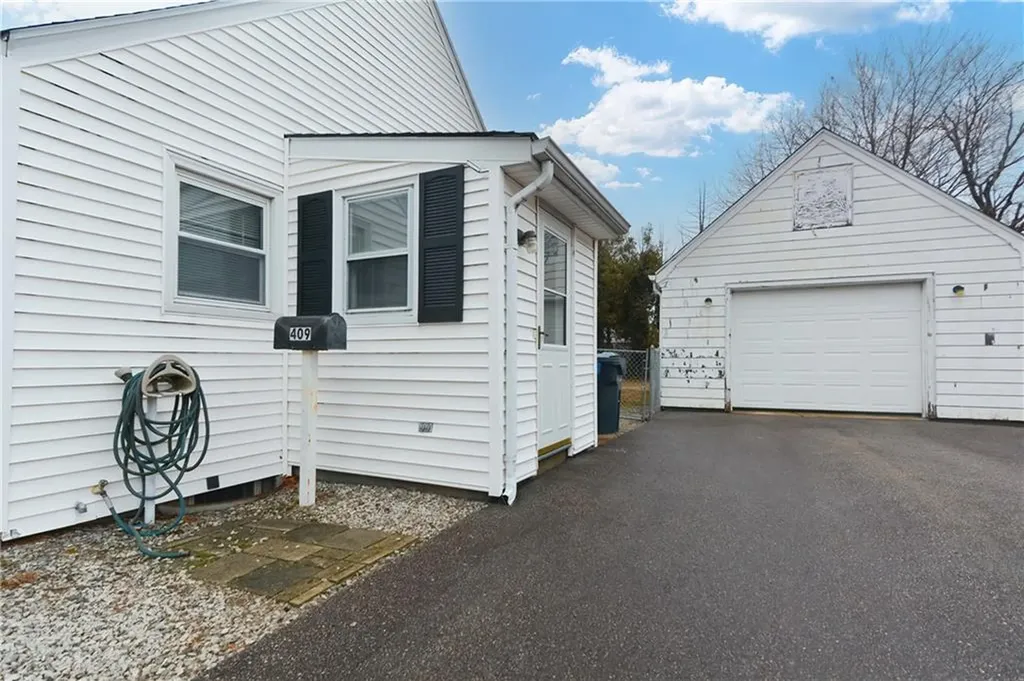409 Chapmans Avenue Warwick RI 02886