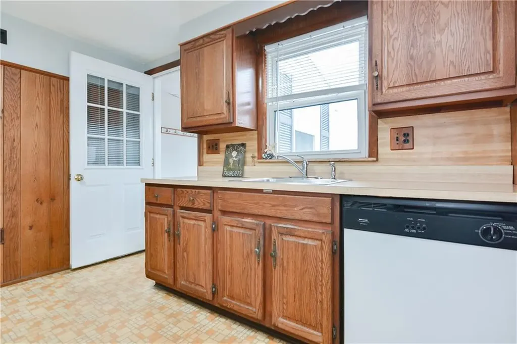 409 Chapmans Avenue Warwick RI 02886