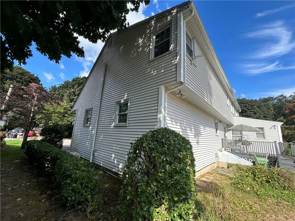 8 Old Simmonsville Road Johnston RI 02919