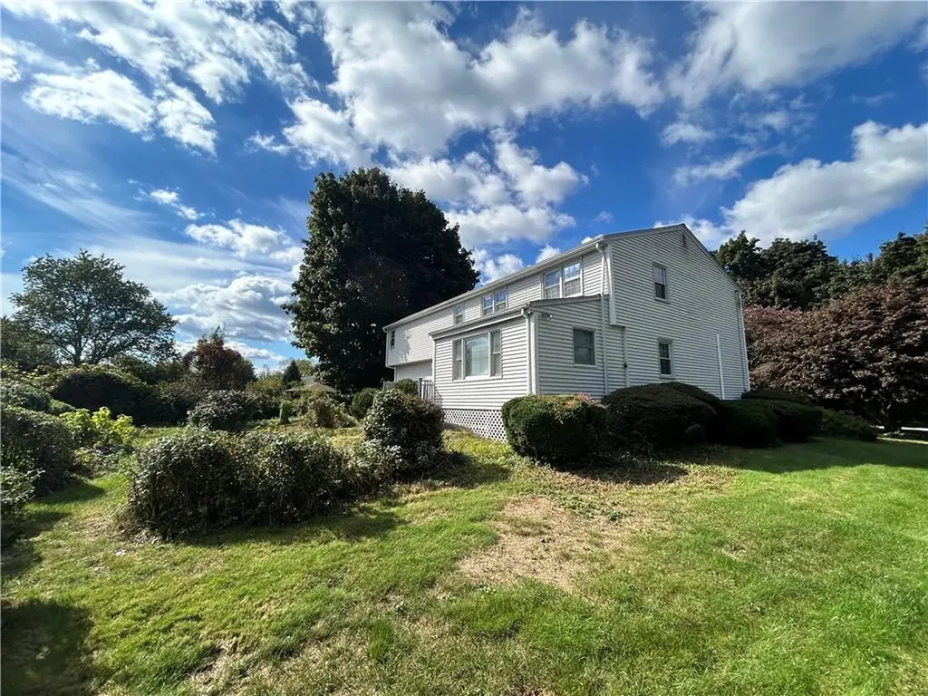 8 Old Simmonsville Road Johnston RI 02919
