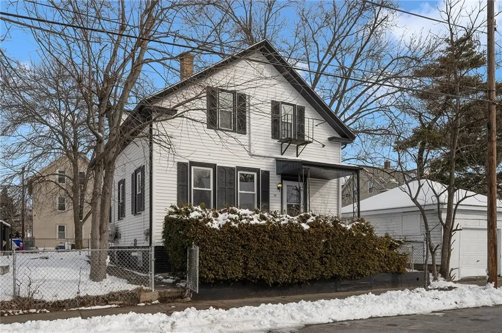 15 Woodlawn Avenue Pawtucket RI 02860