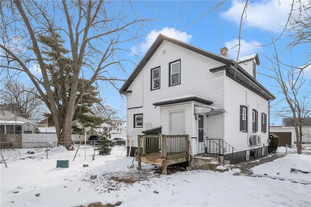 15 Woodlawn Avenue Pawtucket RI 02860