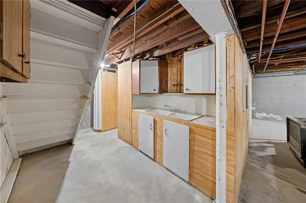 18 Aylsworth Avenue Woonsocket RI 02895