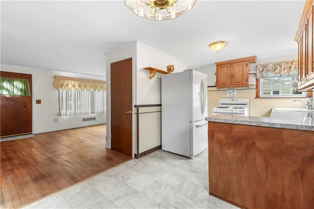 3 Hope Avenue Warwick RI 02889