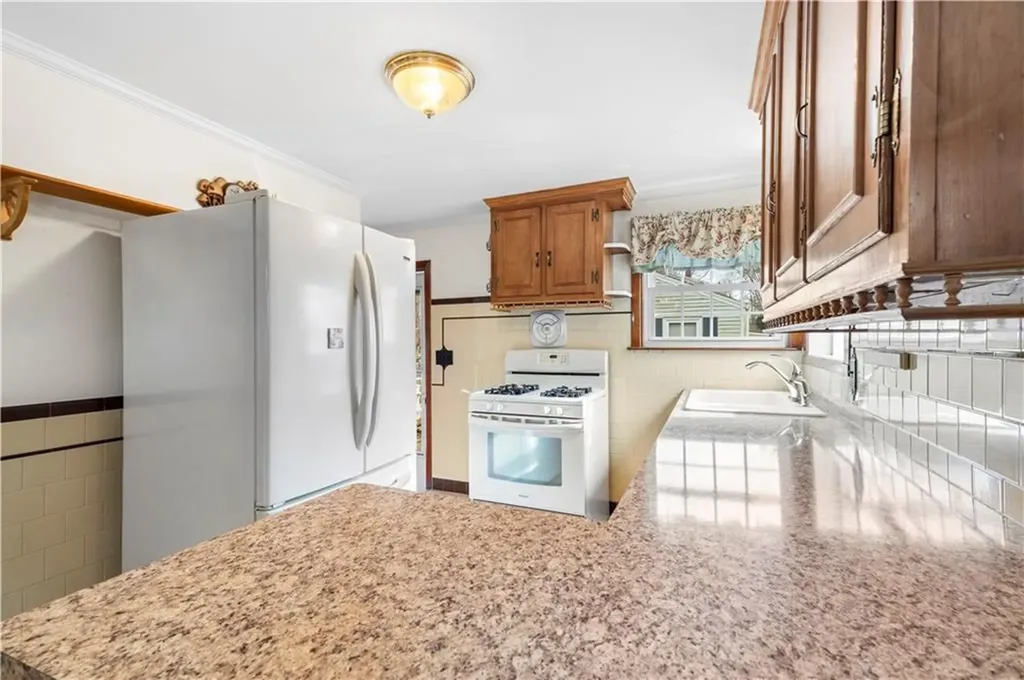 3 Hope Avenue Warwick RI 02889