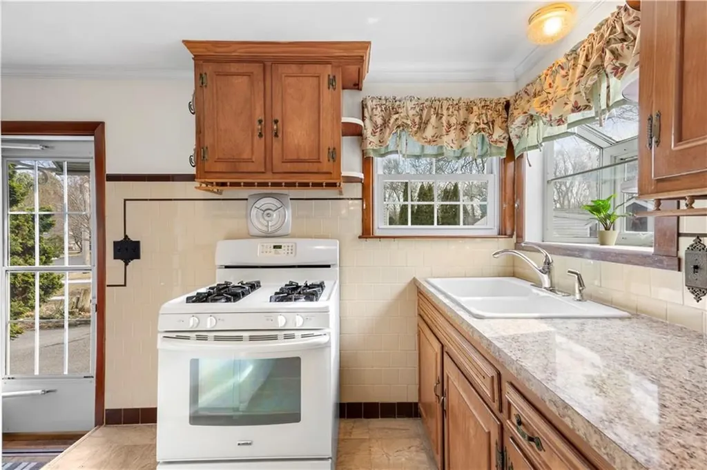 3 Hope Avenue Warwick RI 02889
