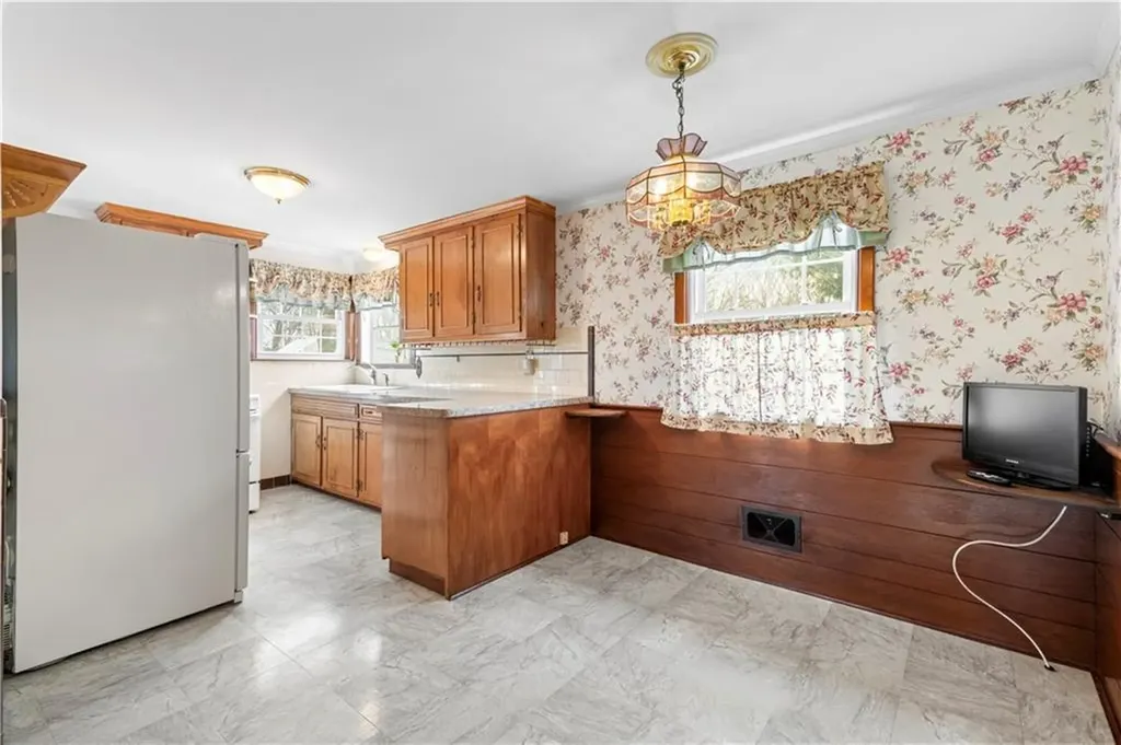 3 Hope Avenue Warwick RI 02889