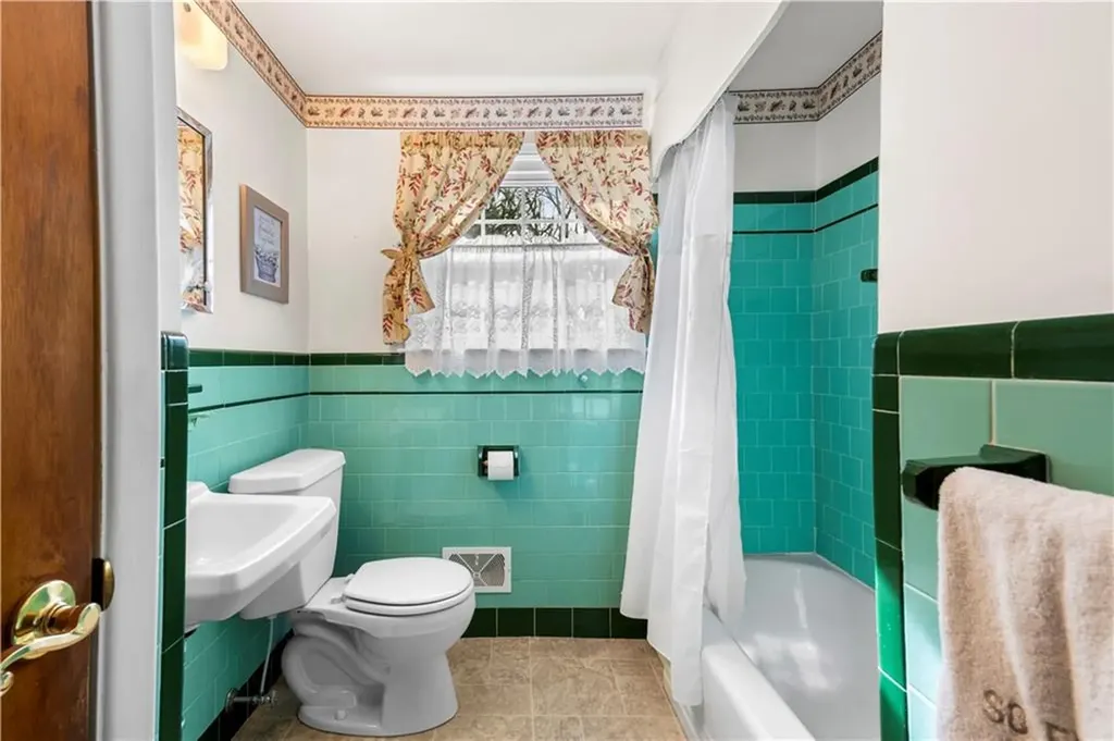 3 Hope Avenue Warwick RI 02889