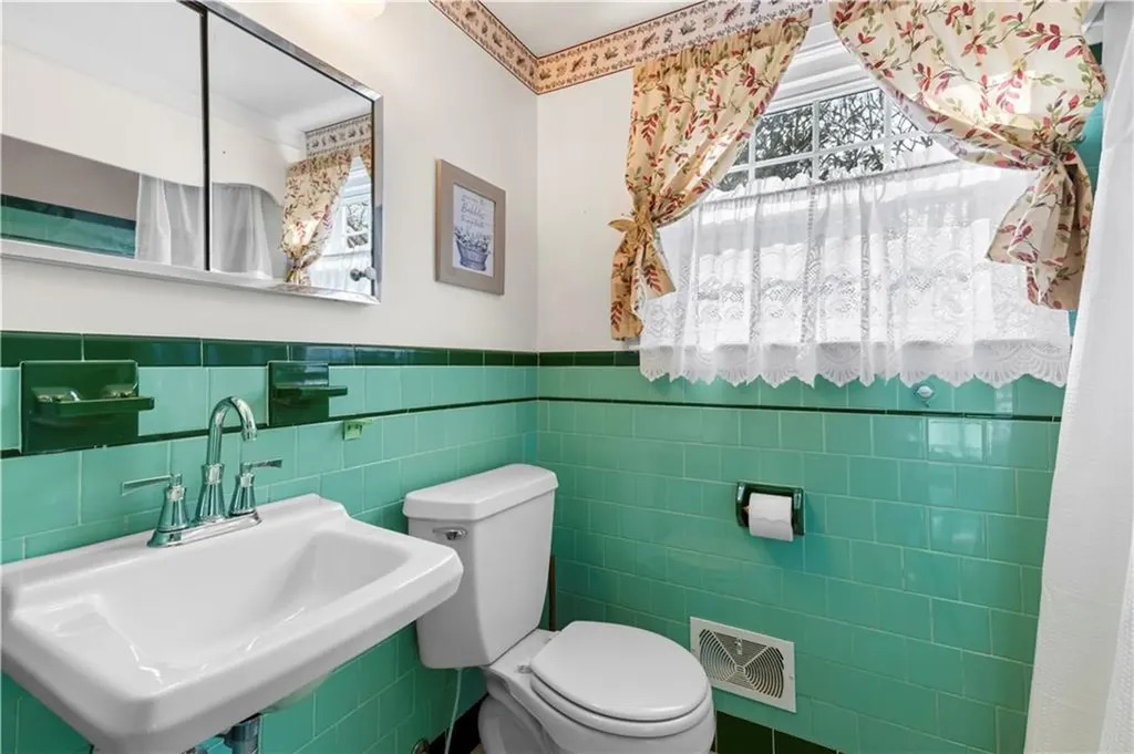 3 Hope Avenue Warwick RI 02889