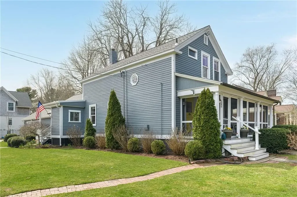 33 Lincoln Avenue Barrington RI 02806