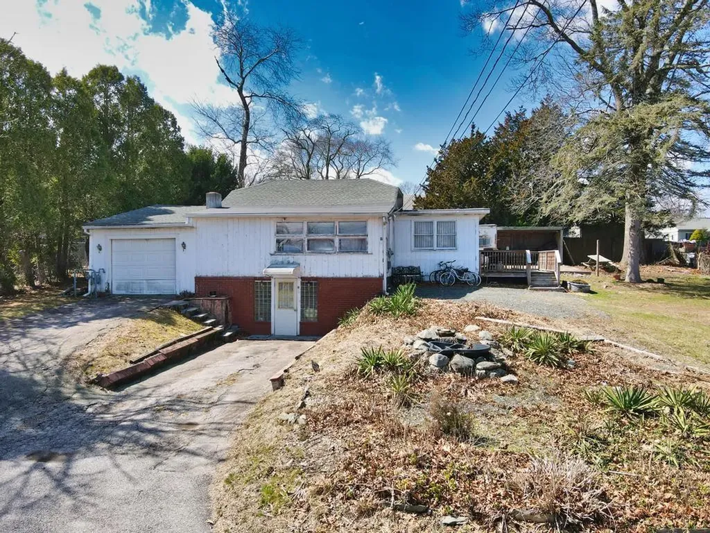 10 Claremont Avenue Bristol RI 02809