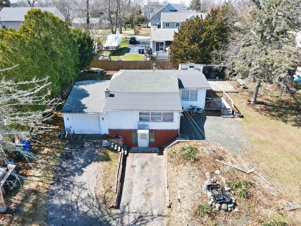 10 Claremont Avenue Bristol RI 02809