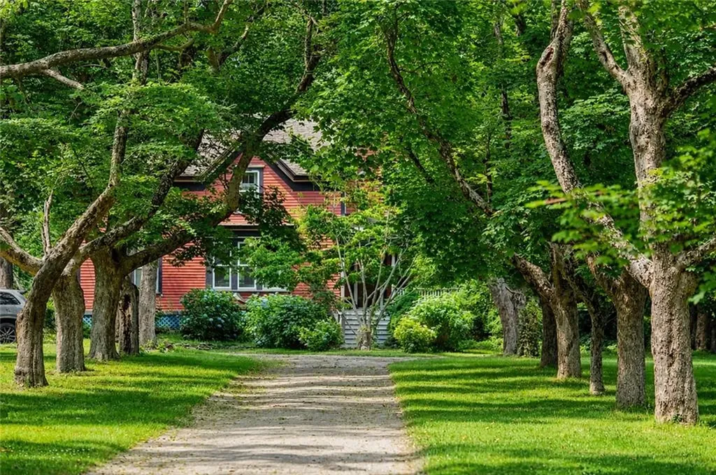 219 Nanaquaket Road Tiverton RI 02878