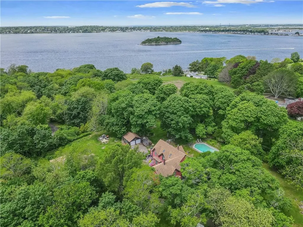219 Nanaquaket Road Tiverton RI 02878