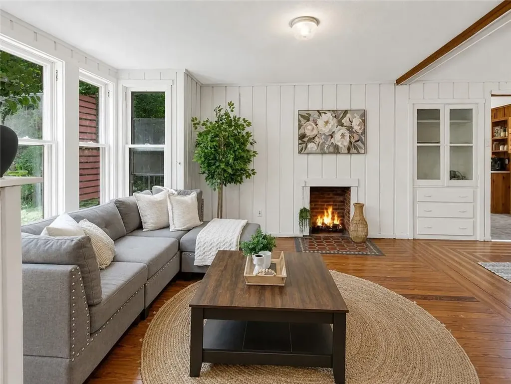 219 Nanaquaket Road Tiverton RI 02878
