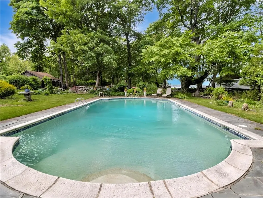 219 Nanaquaket Road Tiverton RI 02878