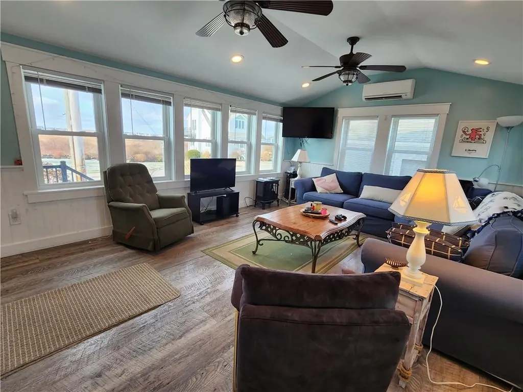 10 Avenue D Avenue Narragansett RI 02882