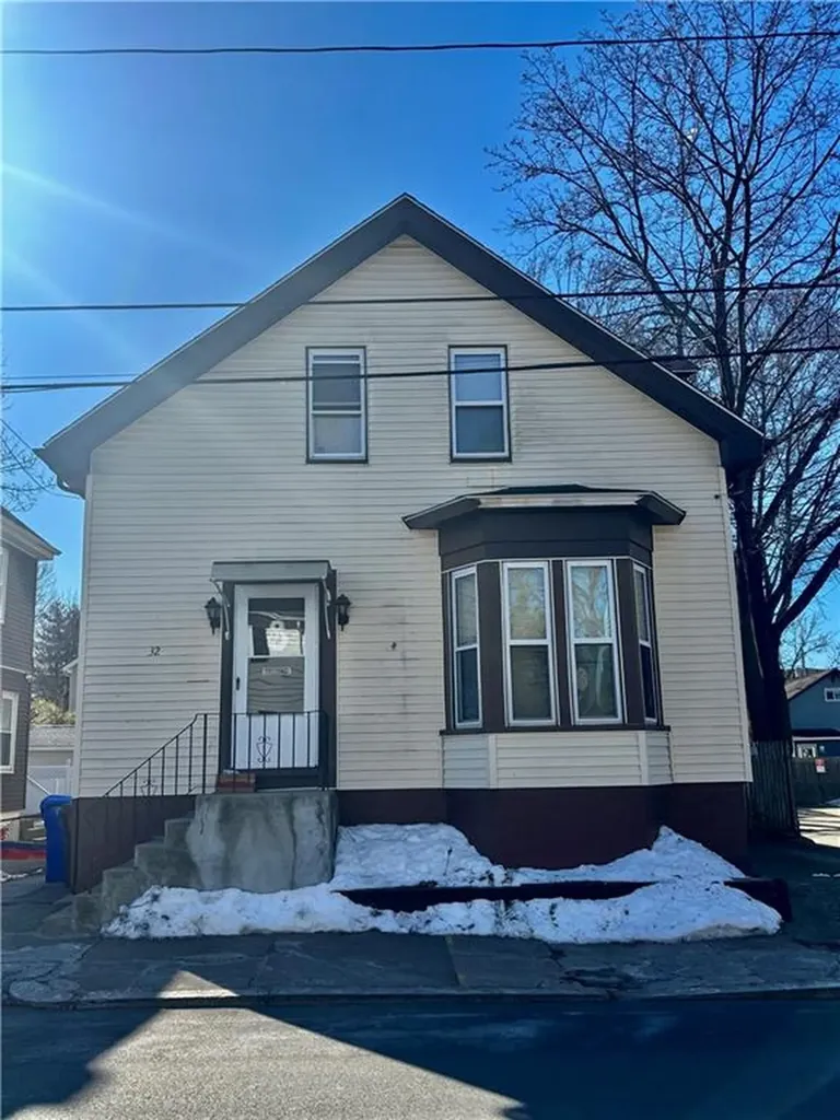 32 Carver Street Pawtucket RI 02860
