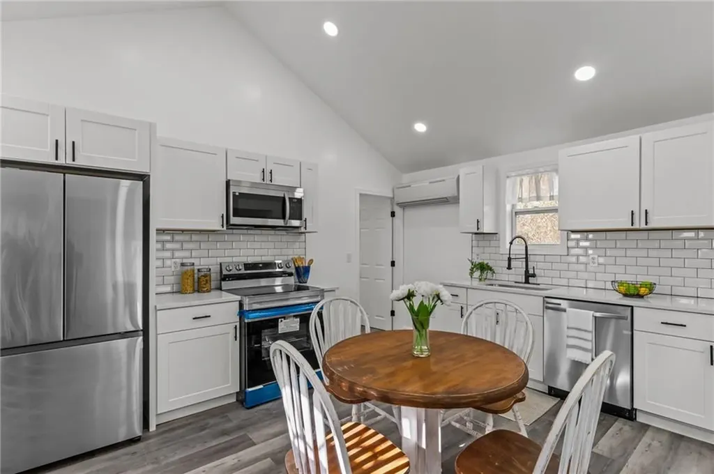 1703 Crandall Road Tiverton RI 02878