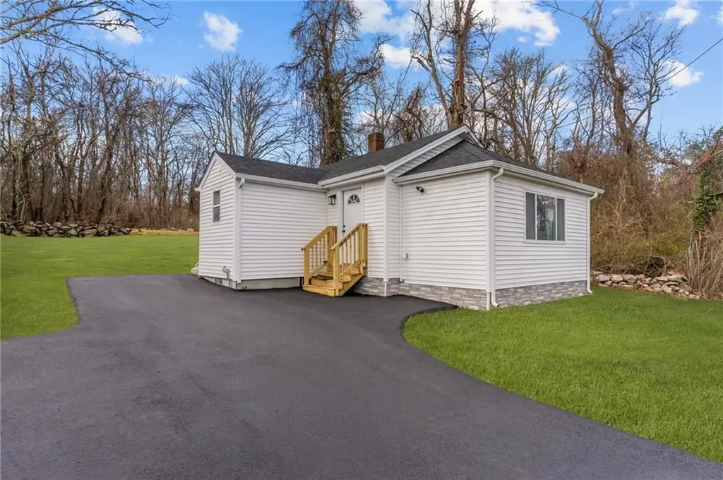 1703 Crandall Road Tiverton RI 02878
