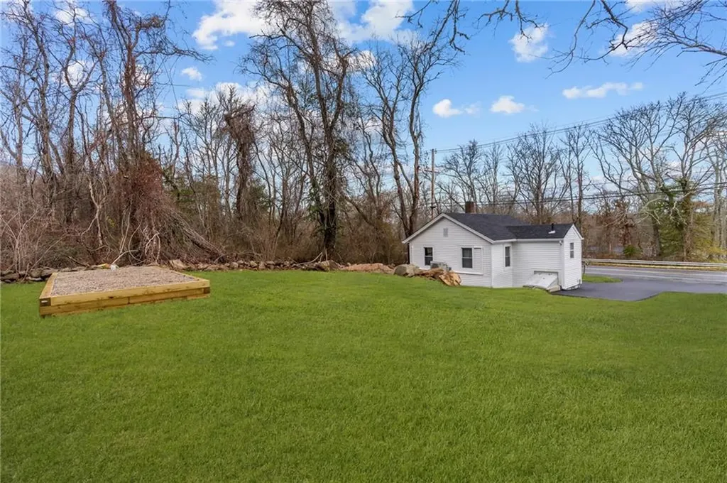 1703 Crandall Road Tiverton RI 02878