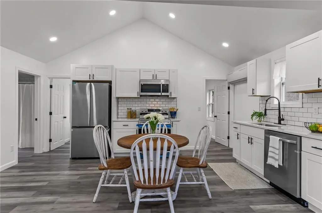 1703 Crandall Road Tiverton RI 02878