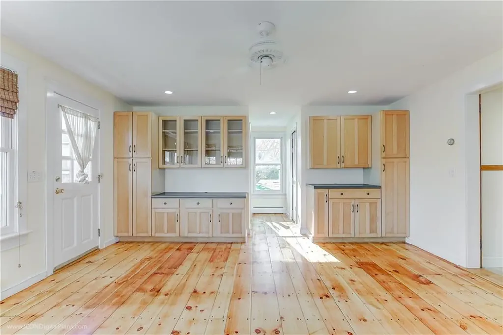 4168 Main Road Tiverton RI 02878