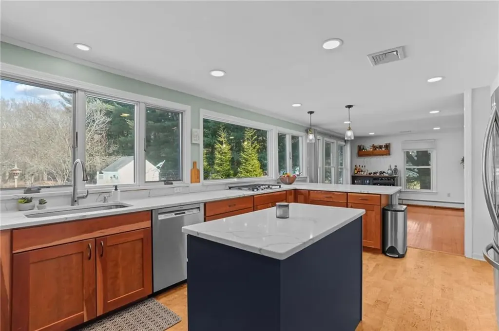 2794 Warwick Avenue Warwick RI 02889