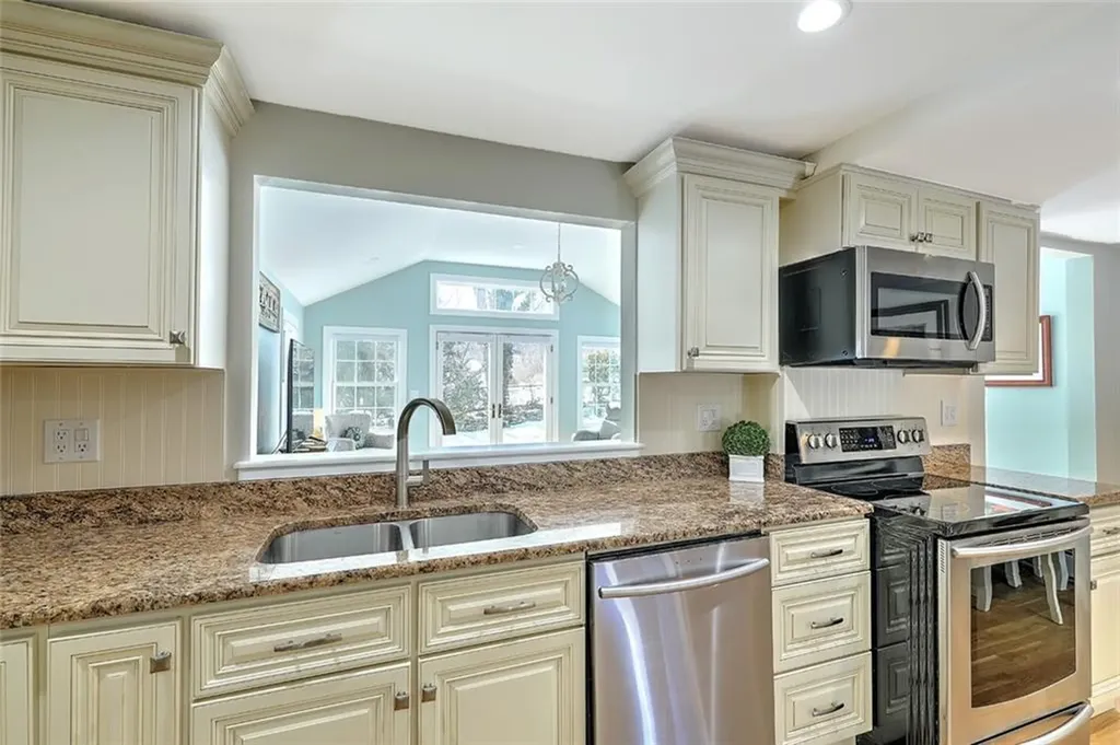 10 Manning Drive Barrington RI 02806