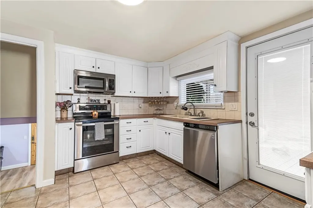 15 Whitewood Drive Cranston RI 02920