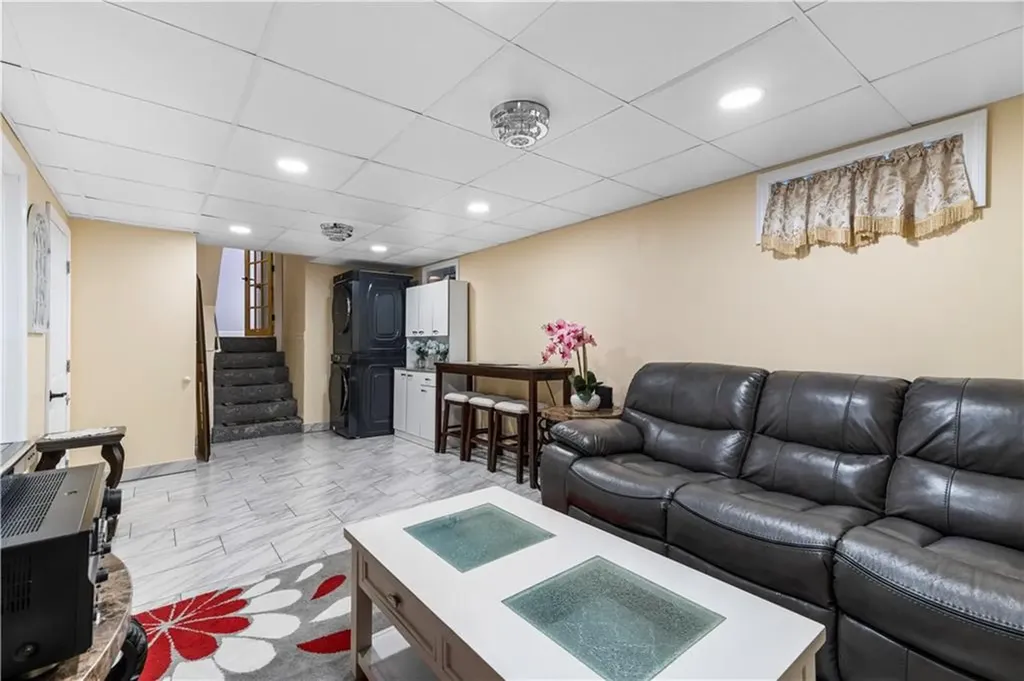 15 Whitewood Drive Cranston RI 02920