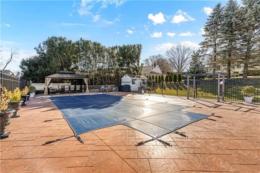 15 Whitewood Drive Cranston RI 02920