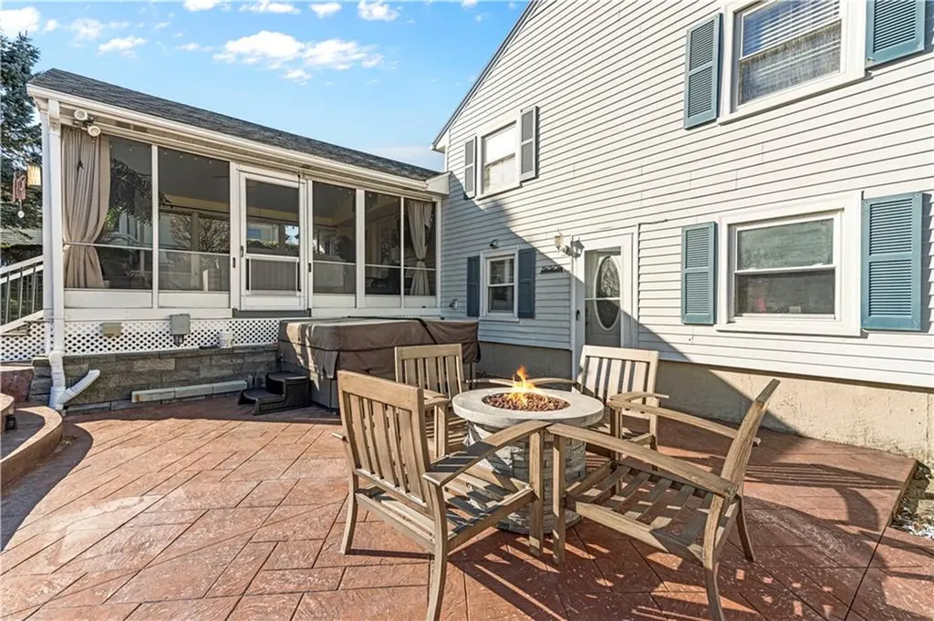 15 Whitewood Drive Cranston RI 02920