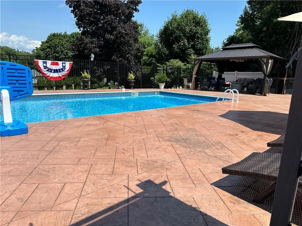 15 Whitewood Drive Cranston RI 02920