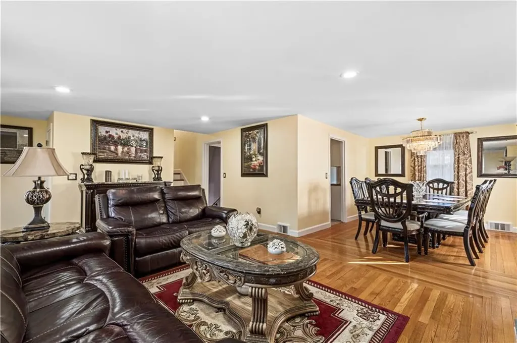 15 Whitewood Drive Cranston RI 02920