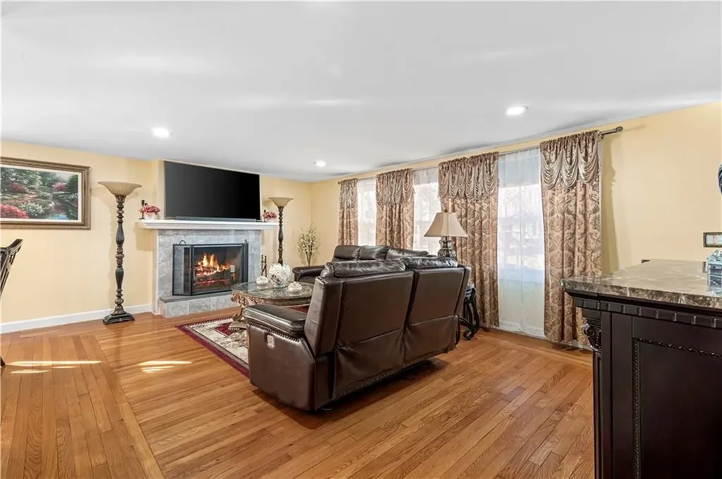 15 Whitewood Drive Cranston RI 02920