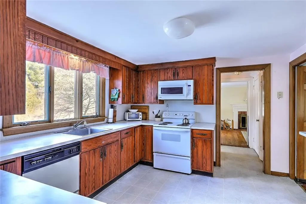 6 Governor Bradford Drive Barrington RI 02806