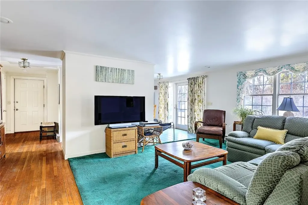 6 Governor Bradford Drive Barrington RI 02806