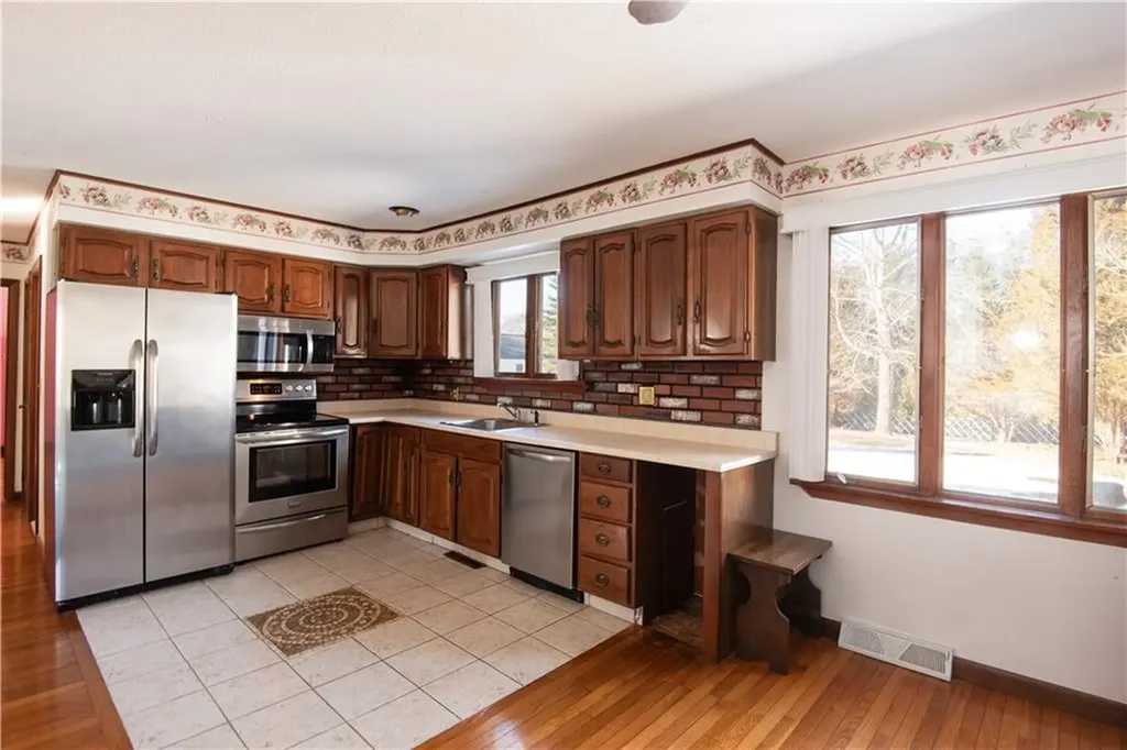 12 Margaret Street Tiverton RI 02878