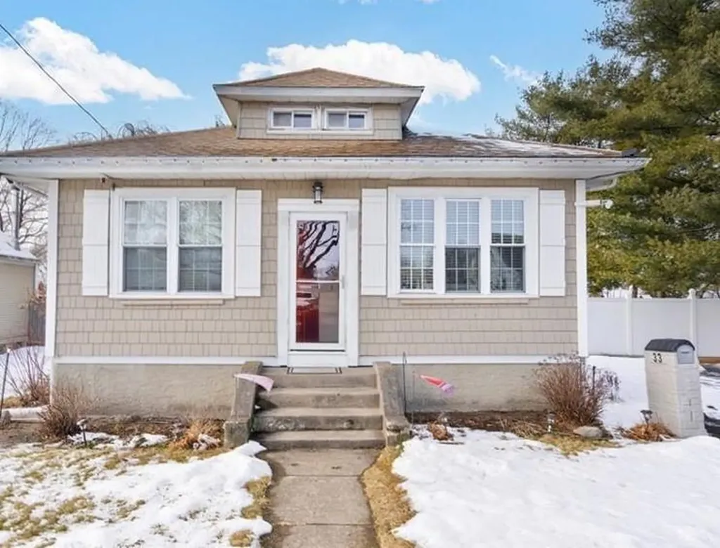 33 Woodhaven Road Pawtucket RI 02861