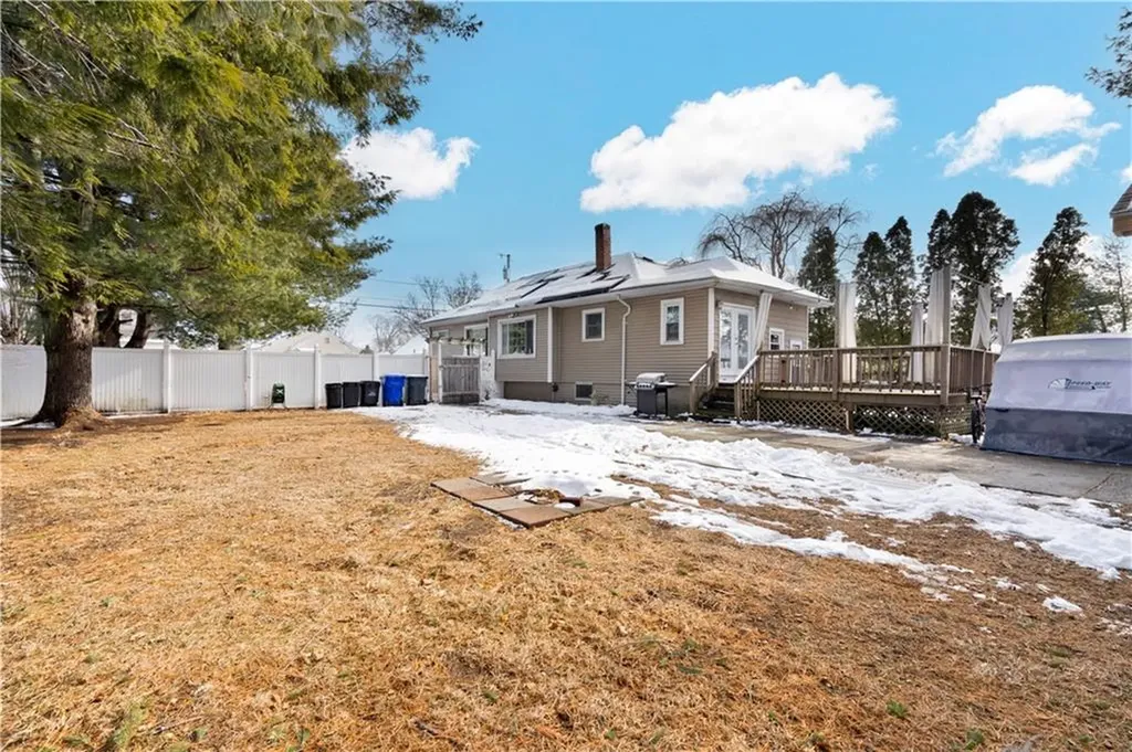 33 Woodhaven Road Pawtucket RI 02861