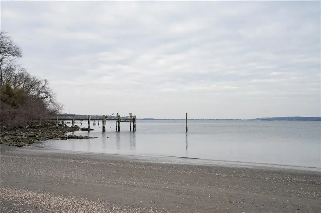 86 Sherwood Terrace Portsmouth RI 02871