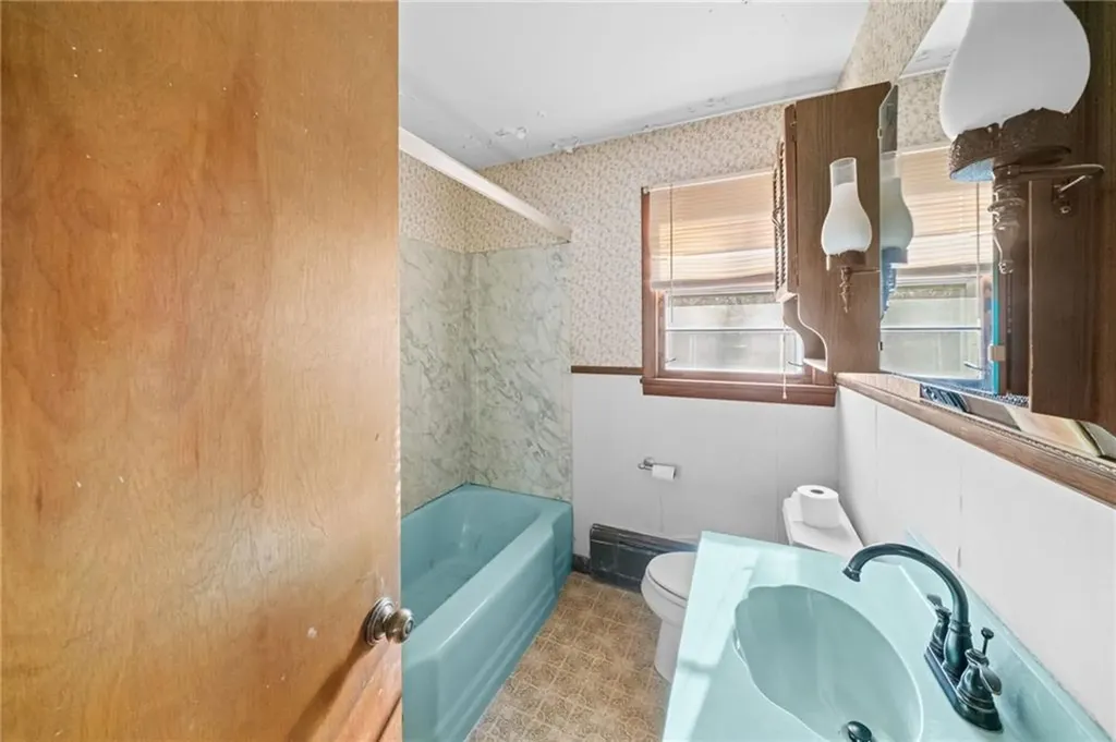 79 Belleview Avenue Tiverton RI 02878