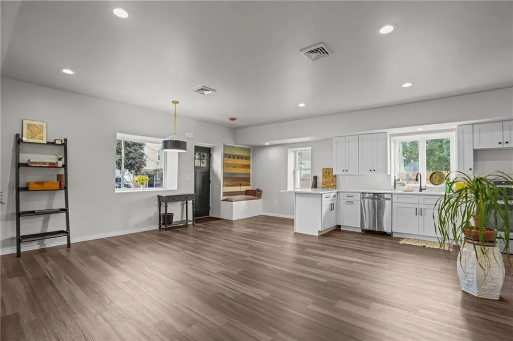 8 Queen Street Cranston RI 02920