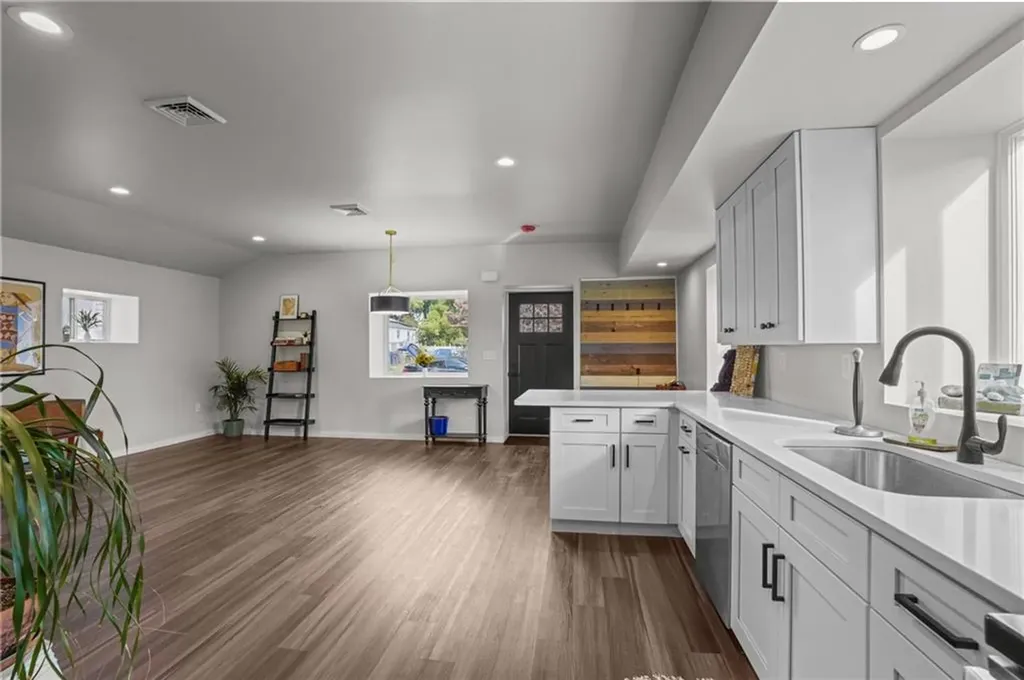 8 Queen Street Cranston RI 02920